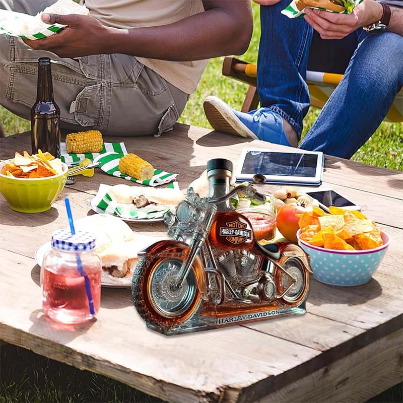 Kreativ vinflaske i glas til motorcykel